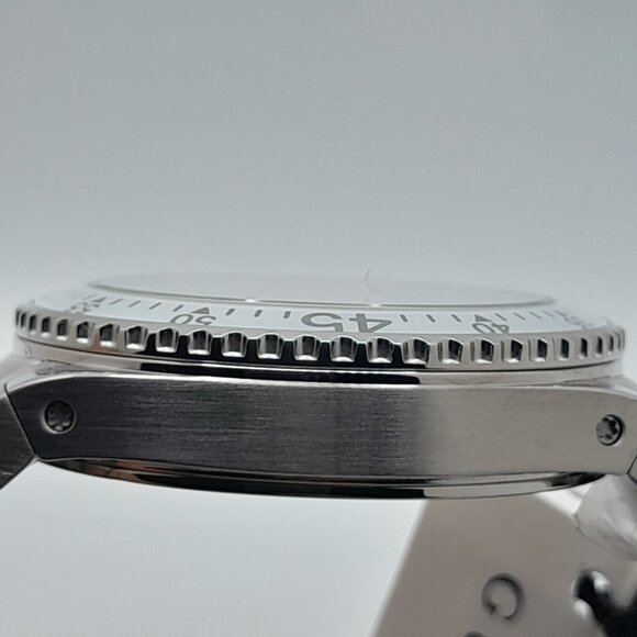 Gucci Dive Quartz Silver Dial Men's Watch YA136336. - Picture 9 of 10